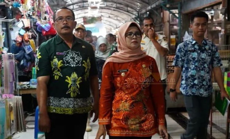 Bupati Blitar Hj. Rini Syarifah sidak pasar dan meninjau langsung operasi pasar murah di Pasar Wilingi Kabupaten Blitar. (blok-a.com/Fajar)