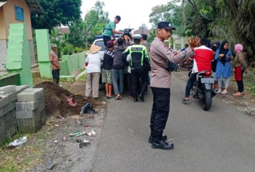 Polisi lakukan olah tempat kejadian perkara (TKP) di Jalan Raya Desa Sutojayan, Kecamatan Pakisaji, Kabupaten Malang pada Jumat (1/3/2024) (dok Gakkum Polres Malang)