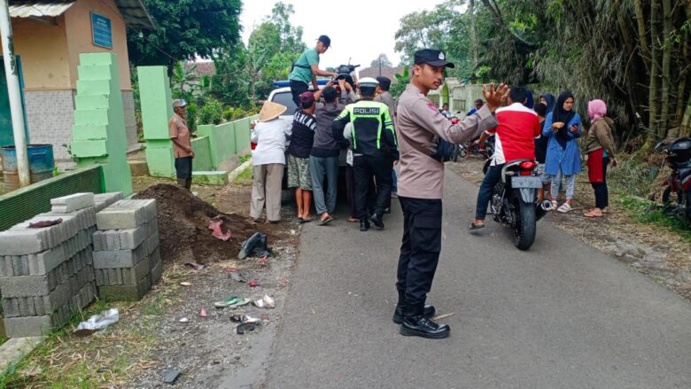 Polisi lakukan olah tempat kejadian perkara (TKP) di Jalan Raya Desa Sutojayan, Kecamatan Pakisaji, Kabupaten Malang pada Jumat (1/3/2024) (dok Gakkum Polres Malang)