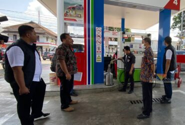 Pengecekan BBM di SPBU Kecamatan Karangploso, Kabupaten Malang oleh Pertamina dan Polres Malang (blok-a.com/ Putu Ayu Pratama S)