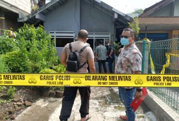 Rumah kuli bangunan yang meninggal dunia diberi garis kuning polisi (dok. Polsek Singosari for blok-a)
