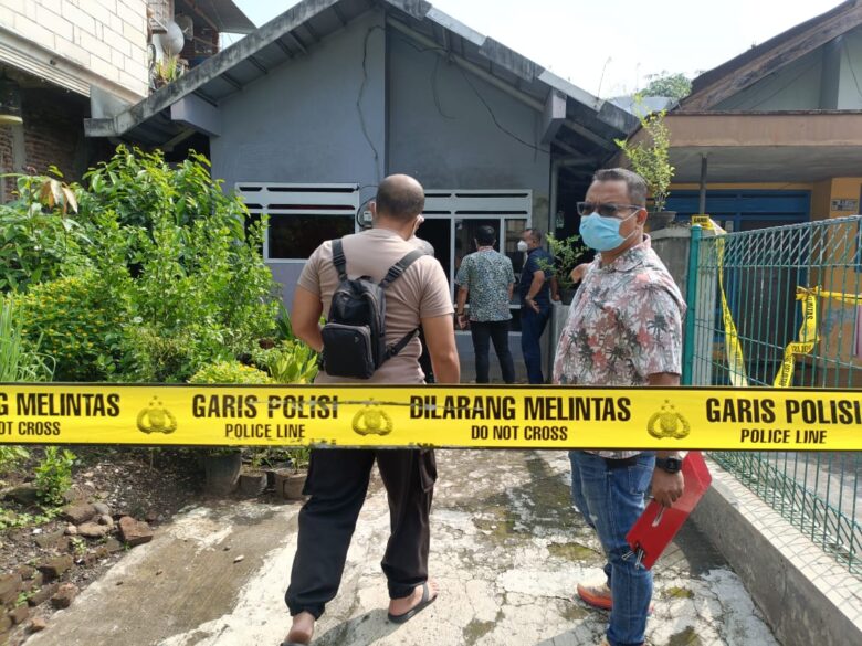 Rumah kuli bangunan yang meninggal dunia diberi garis kuning polisi (dok. Polsek Singosari for blok-a)