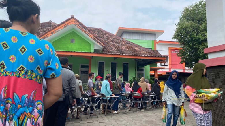 Antrian Pangan Murah di Dinas Ketahanan Pangan Kabupaten Malang (blok-a.com/ Putu Ayu Pratama S)