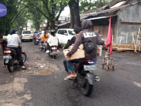 Bendera Partai sebagai tanda jalan rusak dj Jalan Gede Kota Malang, Jumat (8/3/2024) (blok-a/Satria Akbar Sigit)