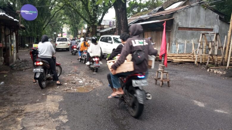 Bendera Partai sebagai tanda jalan rusak dj Jalan Gede Kota Malang, Jumat (8/3/2024) (blok-a/Satria Akbar Sigit)