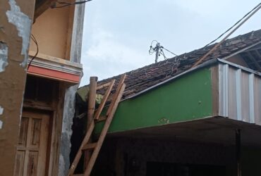 Lokasi kakek tewas tersengat aliran bor listrik saat membenahi usuk atau rangka atap rumahnya, Sabtu (9/3/2024) siang.
