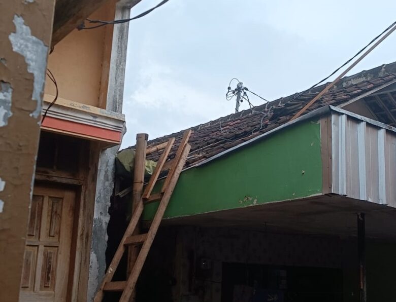 Lokasi kakek tewas tersengat aliran bor listrik saat membenahi usuk atau rangka atap rumahnya, Sabtu (9/3/2024) siang.