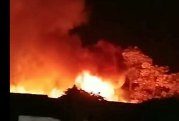 Tangkapan layar video kebakaran gudang pengeringan pakan ternak di Kasembon, Kabupaten Malang, Jumat (1/3/2024).