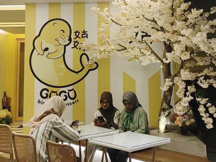 Suasana cozy di GUGU Bingsu and Dessert. 
