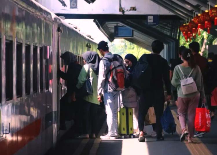 Ilutrasi: antrean penumpang kereta api (foto: KompasTV/twitter)