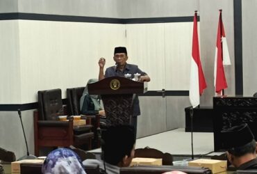 Juru bicara Fraksi PKB DPRD Kabupaten Blitar Panoto, menyampaikan pandangan umumnya terhadap Laporan Keterangan Pertanggungjawaban (LKPJ) Bupati Blitar Tahun 2023. (blok-a.com/Fajar)