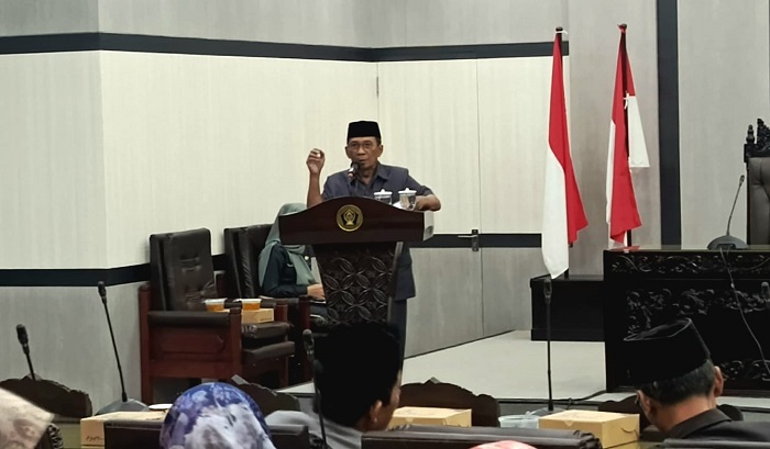 Juru bicara Fraksi PKB DPRD Kabupaten Blitar Panoto, menyampaikan pandangan umumnya terhadap Laporan Keterangan Pertanggungjawaban (LKPJ) Bupati Blitar Tahun 2023. (blok-a.com/Fajar)