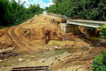 Jembatan Dawuhan Kecamatan Kademangan Kabupaten Blitar yang mangkrak. (blok-a.com/Fajar)