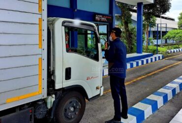 Petugas UPPKB Blitar memeriksa kendaraan bermuatan di jembatan timbang yang ada di Kecamatan Talun, Kabupaten Blitar. (blok-a.com/Fajar)