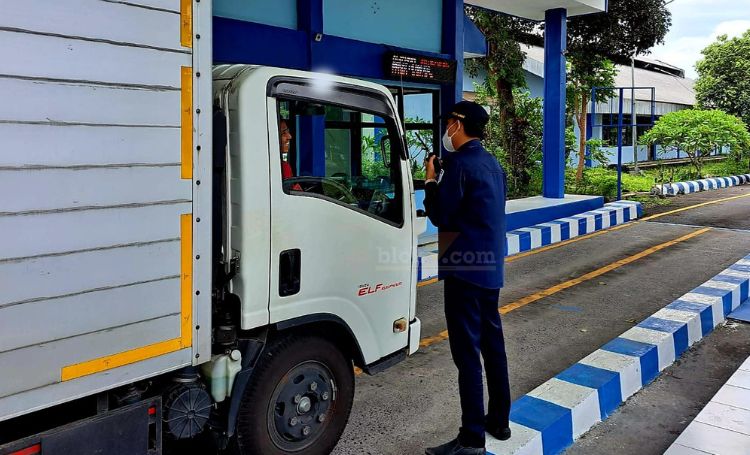 Petugas UPPKB Blitar memeriksa kendaraan bermuatan di jembatan timbang yang ada di Kecamatan Talun, Kabupaten Blitar. (blok-a.com/Fajar)