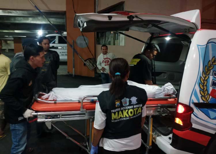 Jenazah pria tabrakkan diri ke kereta api dimasukkan mobil ambulans (foto: Andik Agus/Blok-a.com)