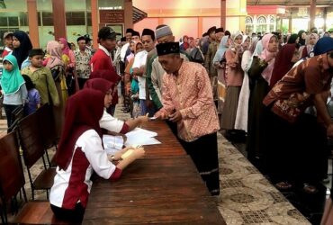 Puluhan Ribu Jamaah Pengajian dan Pengunjung di Kampung Cokelat Blitar Antre untuk mendapatkan Amplop berisi uang tunai. (blok-a.com/Fajar)