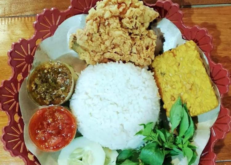 Ilustrasi: menu lalapan ayam krispi (dok: Blok-a.com)