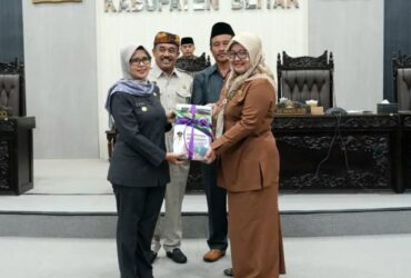 Bupati Blitar Rini Syarifah memberikan dokumen Laporan Keterangan Pertanggungjawaban (LKPJ) Bupati Blitar Tahun 2023 kepada Wakil Ketua DPRD Kabupaten Blitar. (blok-a.com/Fajar)