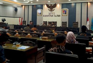 Rapat Paripurna DPRD Kabupaten Blitar dengan agenda Penyampaian Pandangan Umum Fraksi-Fraksi DPRD terhadap Laporan Keterangan Pertanggungjawaban (LKPJ) Bupati Blitar Tahun 2023. (blok-a.com/Fajar)