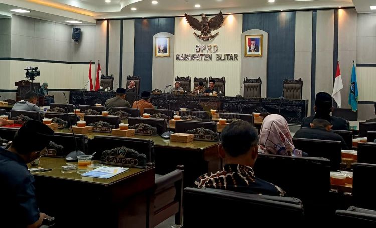 Rapat Paripurna DPRD Kabupaten Blitar dengan agenda Penyampaian Pandangan Umum Fraksi-Fraksi DPRD terhadap Laporan Keterangan Pertanggungjawaban (LKPJ) Bupati Blitar Tahun 2023. (blok-a.com/Fajar)
