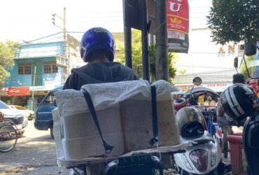 Pedagang gorengan borong minyak goreng murah di Operasi Pasar Murah yang berlokasi di Pasar Kepanjen (blok-a.com/ Putu Ayu Pratama S) Pedagang gorengan borong minyak goreng murah di Operasi Pasar Murah yang berlokasi di Pasar Kepanjen (blok-a.com/ Putu Ayu Pratama S)