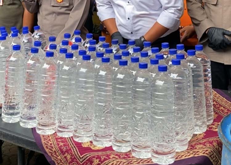 Ilustrasi: miras oplosan ilegal (foto: Putu Ayu Pratama S/blok-a.com)
