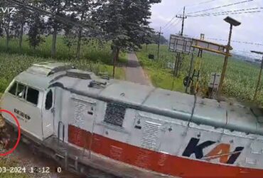 Detik-detik kecelakaan di perlintasan tanpa palang pintu, Bedali, Lawang, Malang.