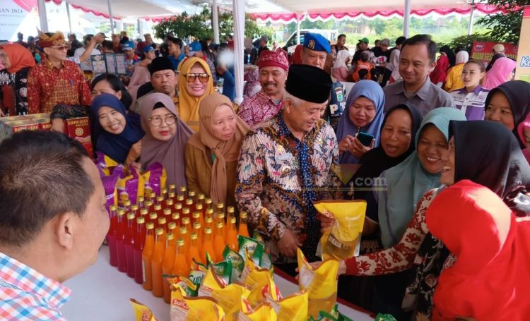 Bupati Malang, Sanusi bersama warga tengah melakukan peninjauan Pasar Lebaran di Desa Sapterenggo, Kecamatan Pakis, Kabupaten Malang pada Sabtu (30/3/2024) (blok-a.com/ Putu Ayu Pratama S)