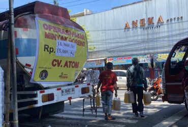 Warga Malang terlihat menyerbu Operasi Pasar minyak goreng murah di Pasar Kepanjen (blok-a.com/ Putu Ayu Pratama S)