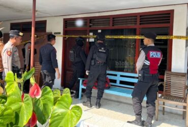 Team Subden Jibom Detasemen Gegana Sat Brimob Polda Jatim melakukan evaluasi peluru mortir dan melakukan penyisiran di tempat-tempat lain di seputaran rumah. (blok-a.com/Fajar)