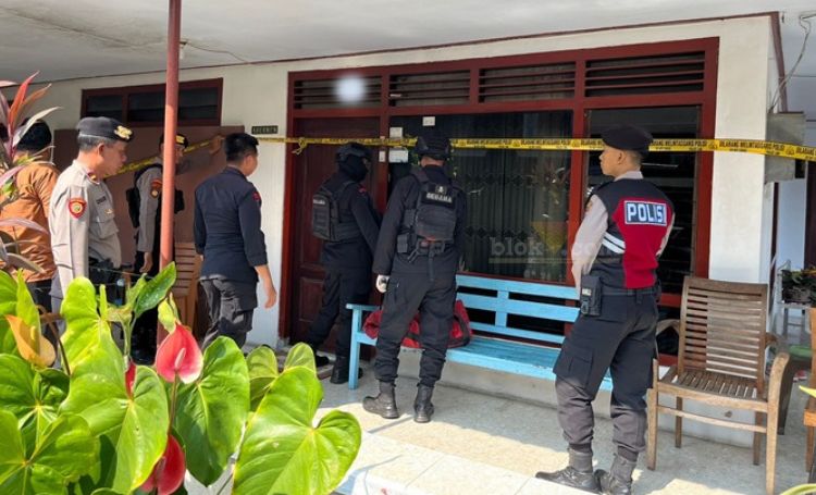 Team Subden Jibom Detasemen Gegana Sat Brimob Polda Jatim melakukan evaluasi peluru mortir dan melakukan penyisiran di tempat-tempat lain di seputaran rumah. (blok-a.com/Fajar)