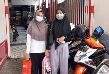 Pendonor darah mendapatkan bingkisan 5kg beras dari PMI Kota Malang (foto: Satria Akbar Sigit/blok-a.com)