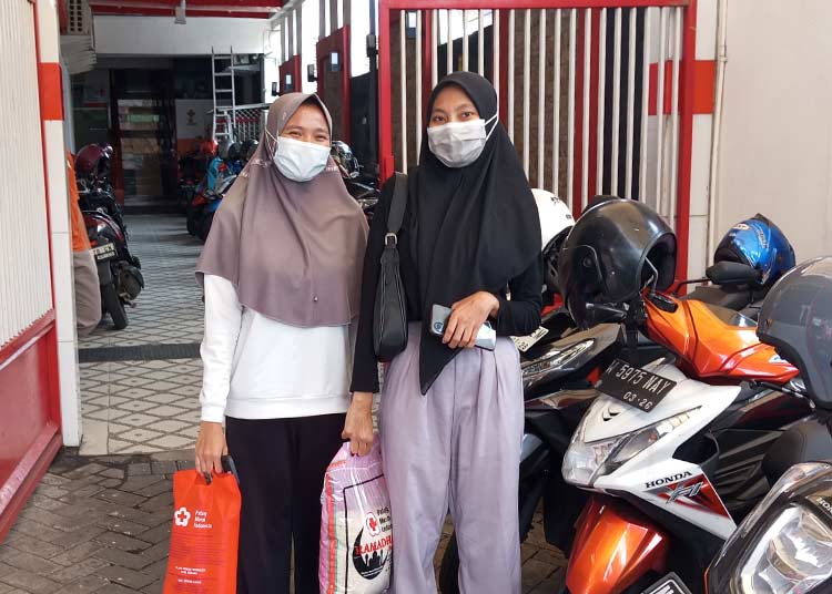Pendonor darah mendapatkan bingkisan 5kg beras dari PMI Kota Malang (foto: Satria Akbar Sigit/blok-a.com)