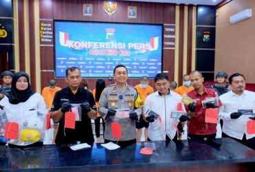 Wakapolres Blitar Kota Kompol I Gede Suartika saat pers rilis kasus prostitusi online di Mapolres Blitar Kota. (blok-a.com/Fajar)