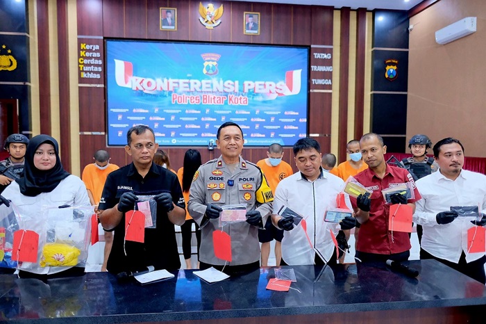 Wakapolres Blitar Kota Kompol I Gede Suartika saat pers rilis kasus prostitusi online di Mapolres Blitar Kota. (blok-a.com/Fajar)
