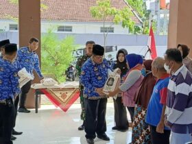 Wali Kota Blitar Santoso menyerahkan bantuan Rastrada 2024 kepada Keluarga Penerima Manfaat (KPM) Kota Blitar. (blok-a.com/Fajar)