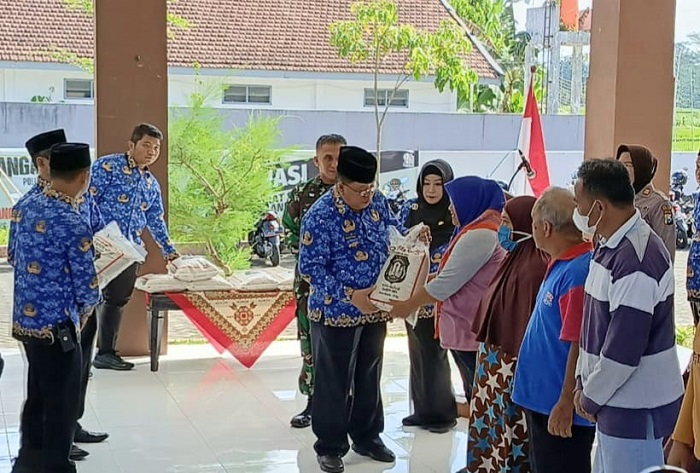 Wali Kota Blitar Santoso menyerahkan bantuan Rastrada 2024 kepada Keluarga Penerima Manfaat (KPM) Kota Blitar. (blok-a.com/Fajar)
