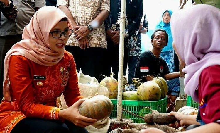 Bupati Blitar Hj. Rini Syarifah sidak pasar dan meninjau langsung operasi pasar murah di Pasar Wilingi Kabupaten Blitar. (blok-a.com/Fajar)