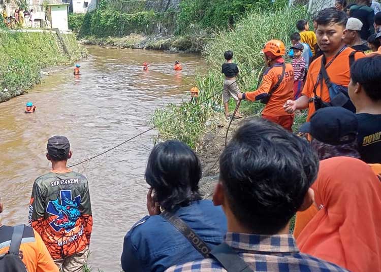 Tim SAR Gabungan sedang menyisir aliran Sungai Brantas (dok: blok-a.com)
