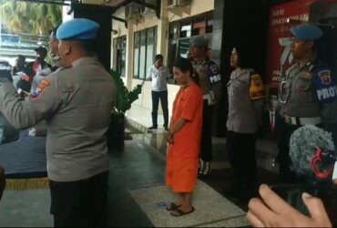 Suster tersangka penganiayaan anak selebgram Malang saat dirilis di Makopolresta Malang Kota, Sabtu (30/3/2024).