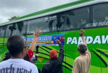 Para sanak saudara melepas keberangkatan keluarganya saat balik mudik gratis (blok-a.com/ Putu Ayu Pratama S)