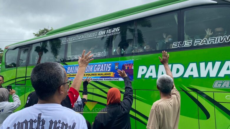 Para sanak saudara melepas keberangkatan keluarganya saat balik mudik gratis (blok-a.com/ Putu Ayu Pratama S)