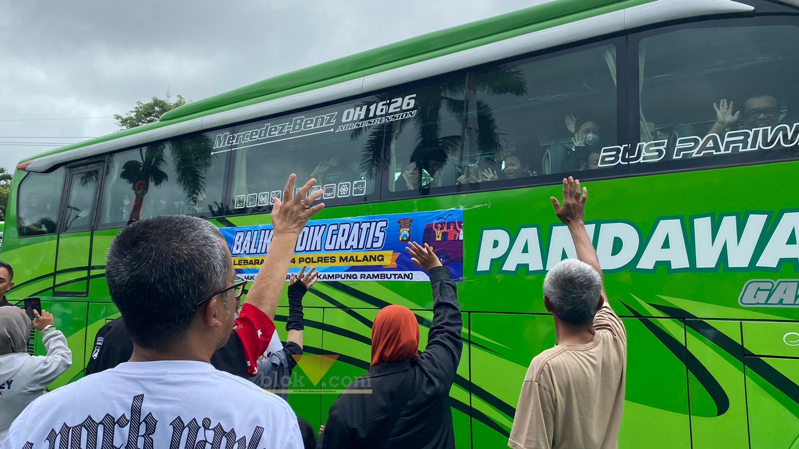 Para sanak saudara melepas keberangkatan keluarganya saat balik mudik gratis (blok-a.com/ Putu Ayu Pratama S)