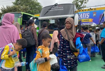 Ibu rumah tangga bersama tiga anak berangkat balik mudik gratis ke Depok, Jawa Barang (blok-a.com/ Putu Ayu Pratama S)