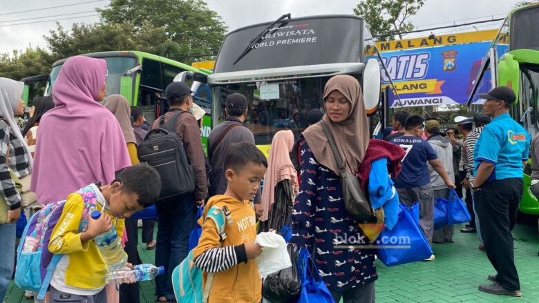 Ibu rumah tangga bersama tiga anak berangkat balik mudik gratis ke Depok, Jawa Barang (blok-a.com/ Putu Ayu Pratama S)