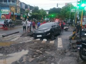 Pipa PDAM Kota Malang Jebol, Mobil Innova Terperosok