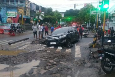 Pipa PDAM Kota Malang Jebol, Mobil Innova Terperosok