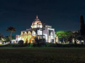 Masjid Raden Rahmat Kota Malang Masjid Raden Rahmat Malang, Bagikan Ratusan Makan Gratis Setiap Hari (Oris Darut Mahasiswa PKL Unitri)