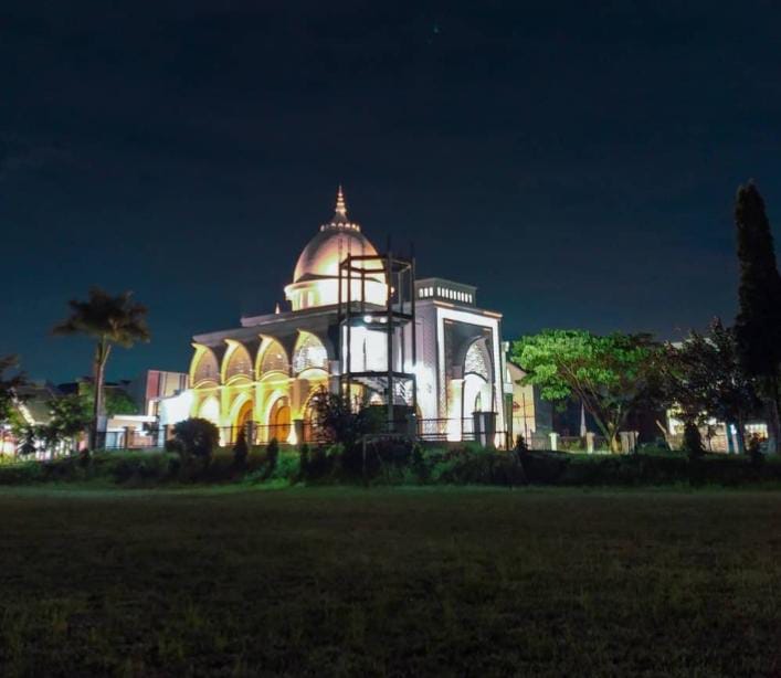 Masjid Raden Rahmat Kota Malang Masjid Raden Rahmat Malang, Bagikan Ratusan Makan Gratis Setiap Hari (Oris Darut Mahasiswa PKL Unitri)